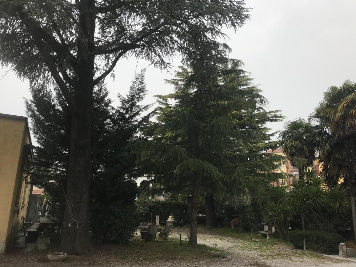 B&B " Guzzi - Inn " Mandello del Lario Exteriör bild